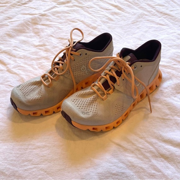 On Running Cloud X | Running Training Shoes in Silver Almond | Size 7 - Picture 9 of 12
